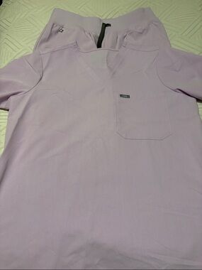 Figs Women's Lavender Short Sleeve V-Neck Scrub Top